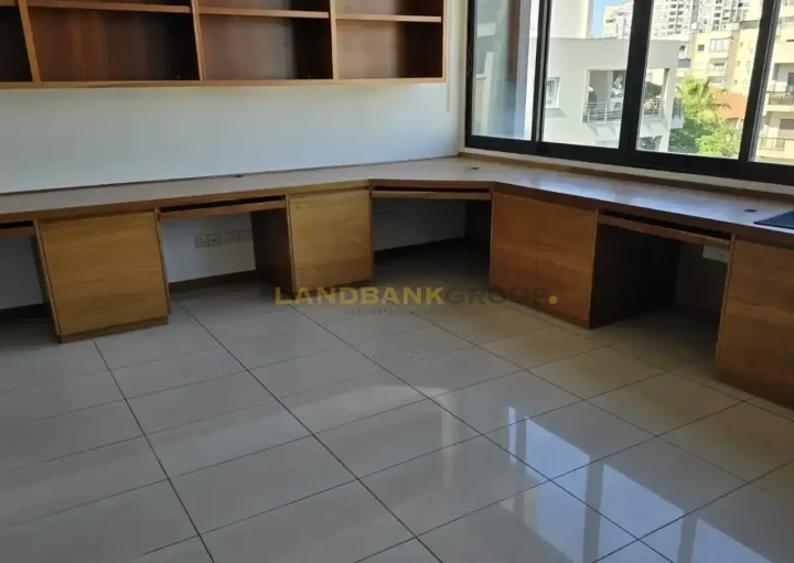 Office 254 m² for rent in Nicosia, Agioi Omologites