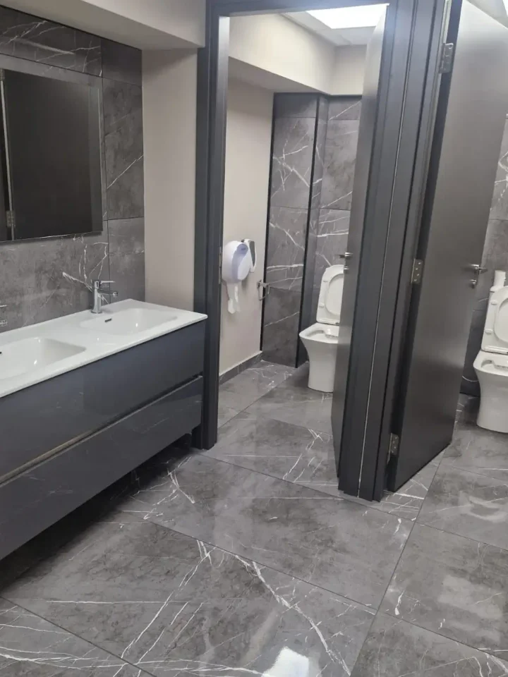 Office 370 m² for rent in Limassol, Limassol - Zakaki