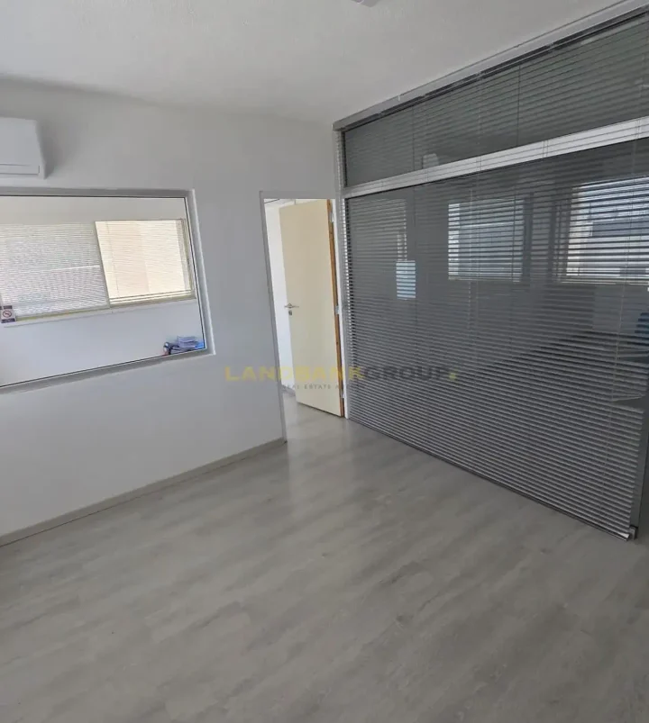 Office 120 m² for rent in Nicosia, Nicosia - Trypiotis