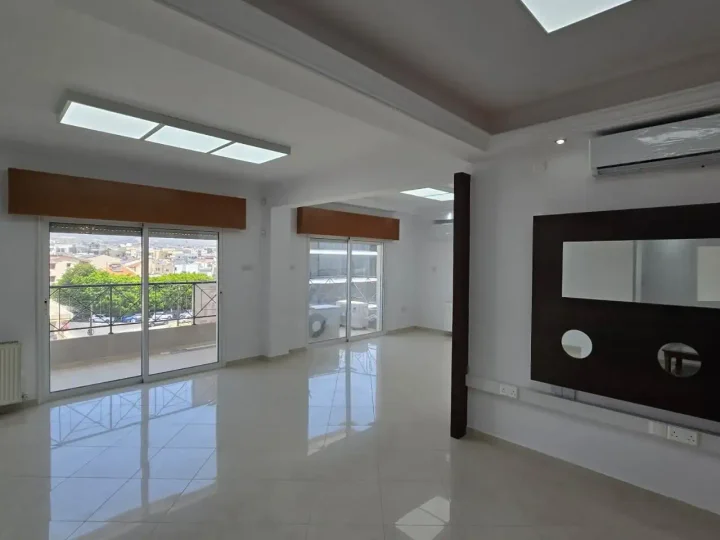 Office 185 m² for rent in Limassol, Limassol - Mesa Geitonia