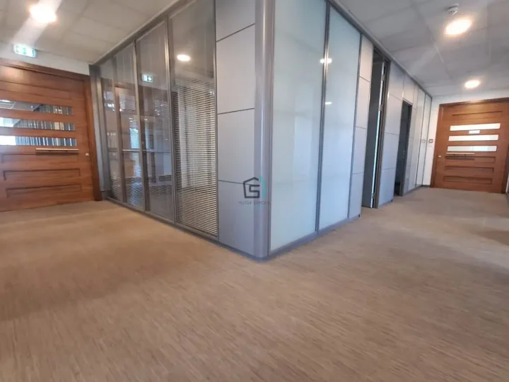 Office 500 m² for rent in Limassol, Limassol - Omonia
