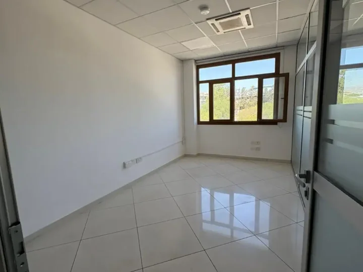 Office 380 m² for rent in Limassol, Limassol - Linopetra