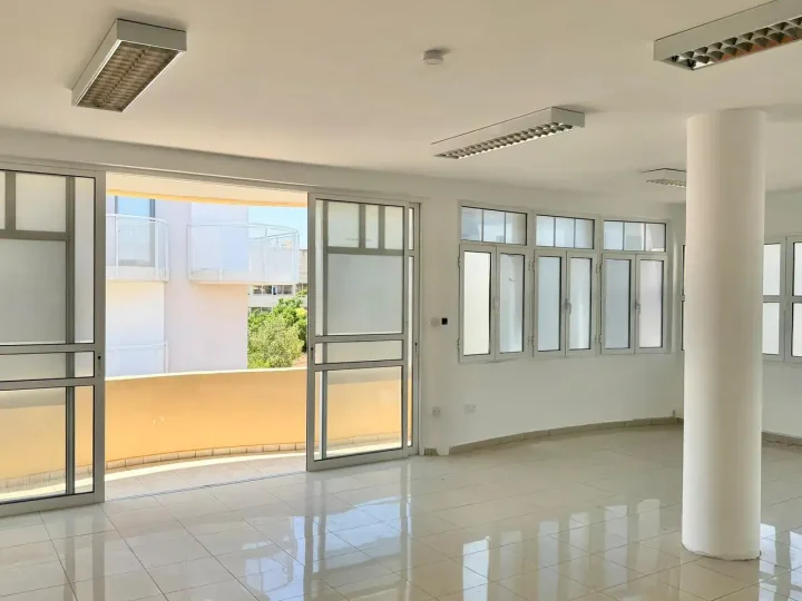 Office 150 m² for rent in Limassol, Limassol - Agia Zoni
