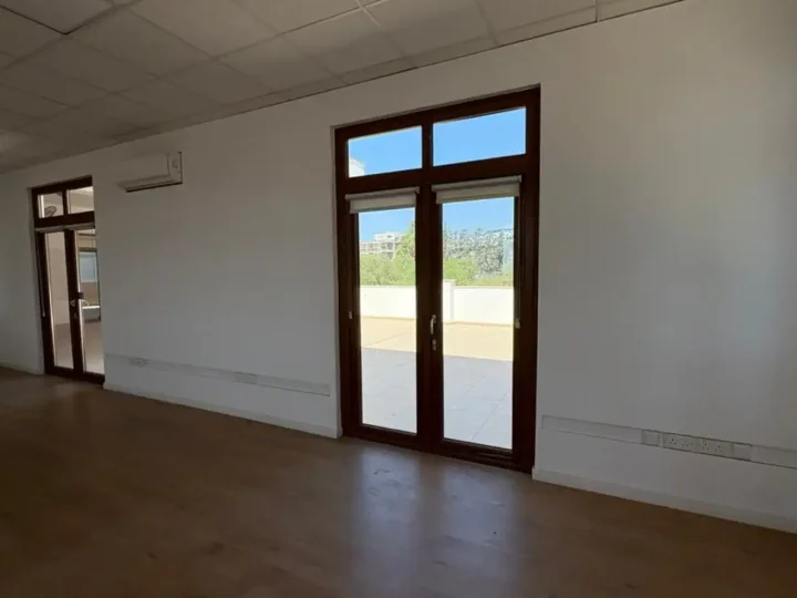 Office 380 m² for rent in Limassol, Limassol - Linopetra