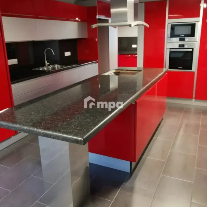 Office 250 m² for rent in Nicosia, Agioi Omologites