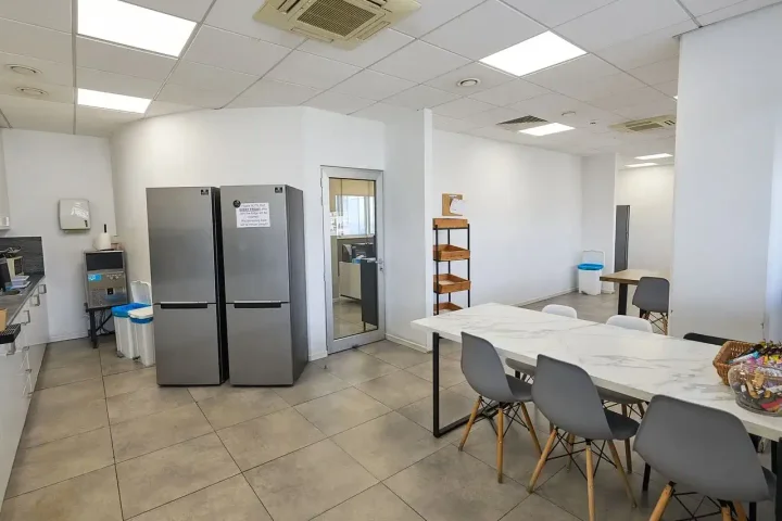 Office 1000 m² for rent in Limassol, Limassol - Kapsalos