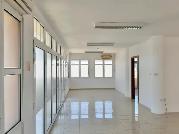 Office 150 m² for rent in Limassol, Limassol - Agia Zoni