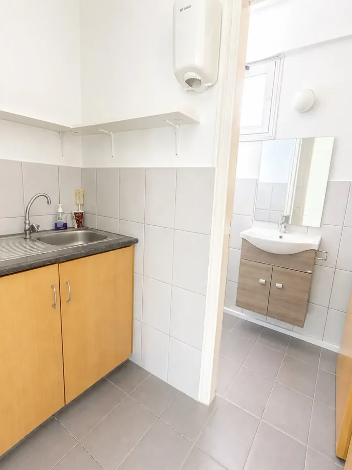 Office 190 m² for rent in Paphos, Paphos - Agios Theodoros