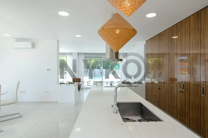 4-bedroom detached house for rent 340 m² in Limassol, Ypsonas