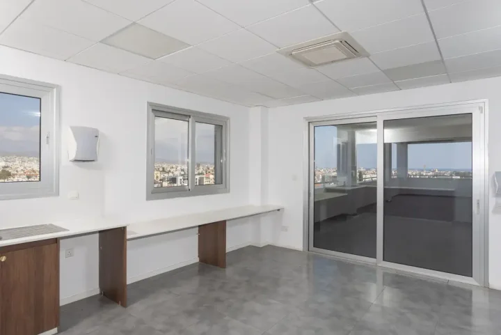Office 500 m² for rent in Limassol, Limassol - Omonia