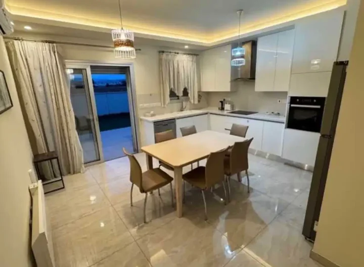3-спальная двухквартирный дом в аренду 190 м² в Limassol, Kato Polemidia