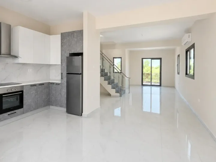 Maisonette for rent 170 m² in Paphos, Timi