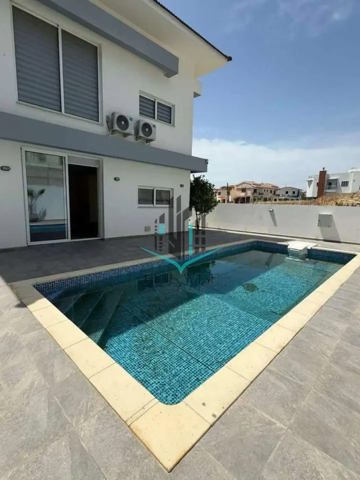 4-bedroom villa for rent 230 m² in Larnaca, Oroklini