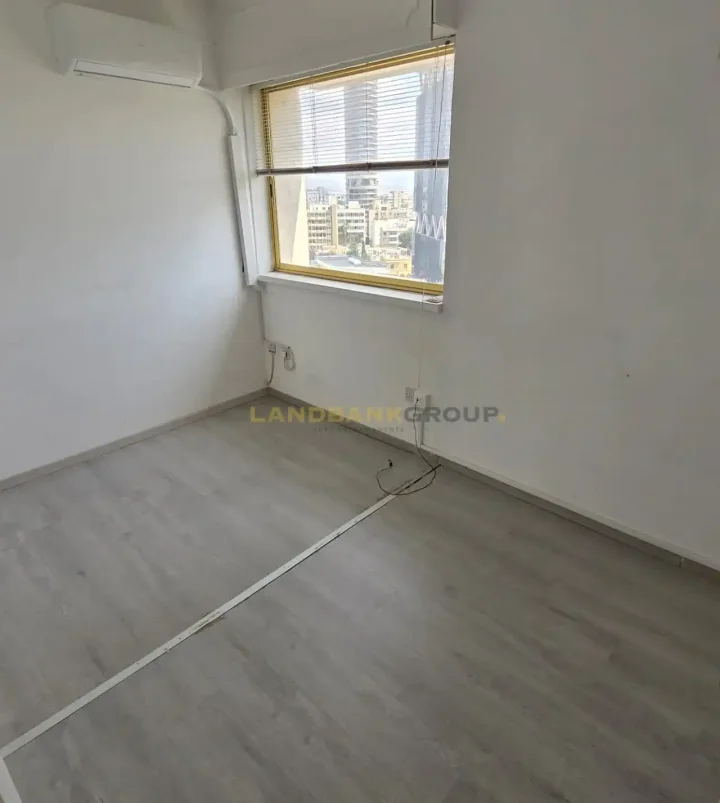 Office 120 m² for rent in Nicosia, Nicosia - Trypiotis