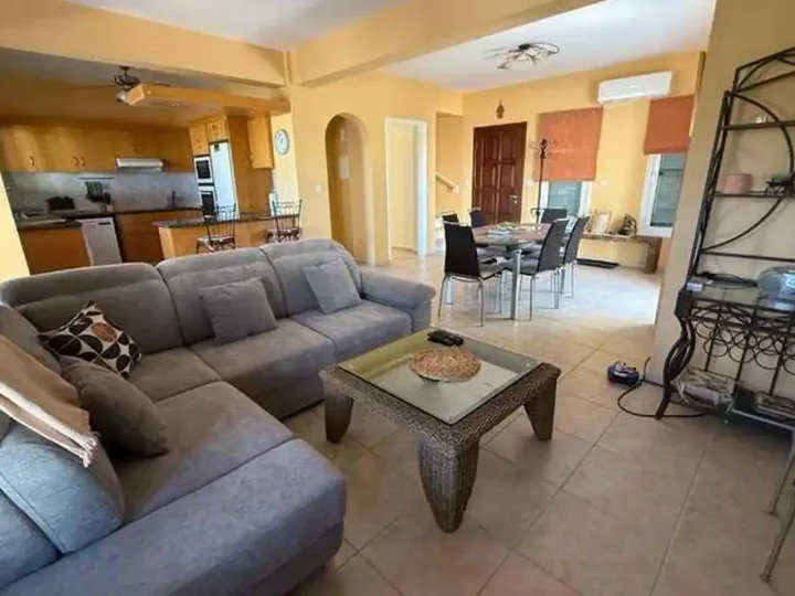 4-bedroom detached house for rent 240 m² in Paphos, Latsi