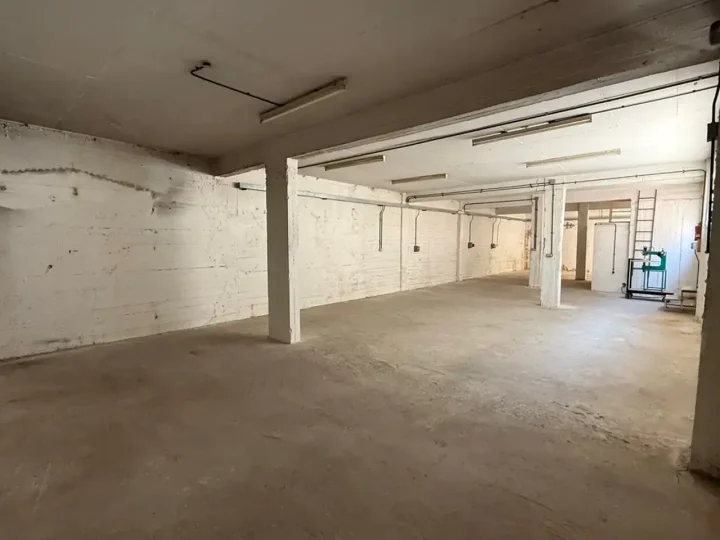Warehouse 180 m² for rent in Limassol, Limassol - Omonia