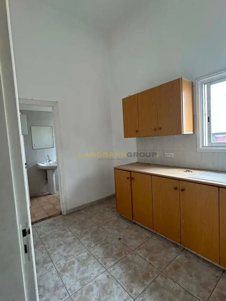 Офис 500 м² в аренду в Nicosia, Egkomi