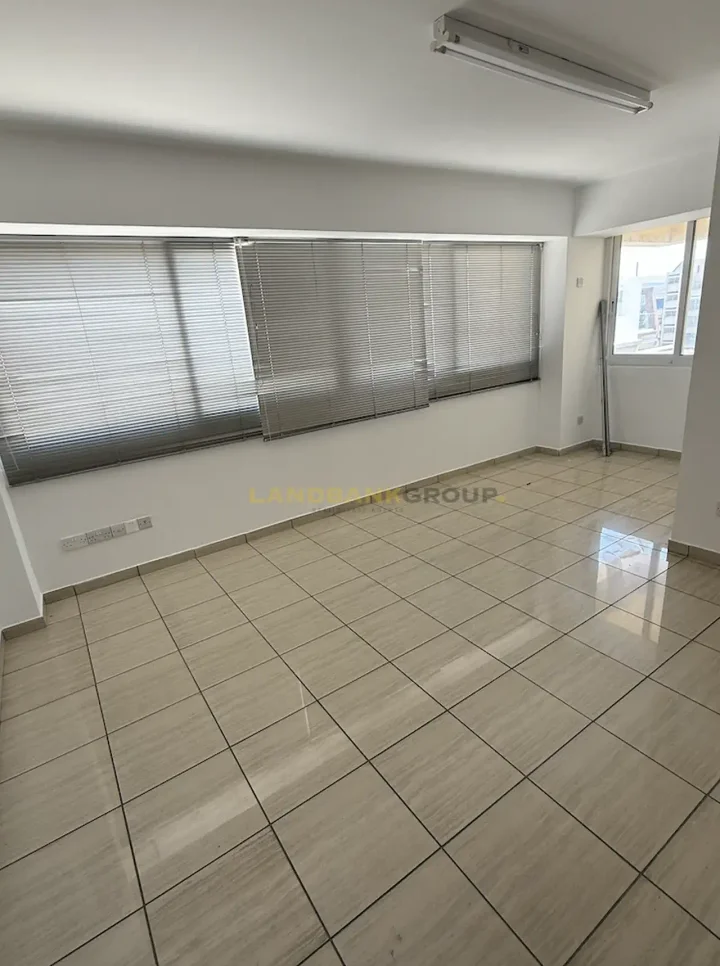 Office 160 m² for rent in Nicosia, Agioi Omologites