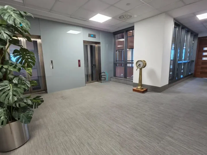 Office 500 m² for rent in Limassol, Limassol - Omonia