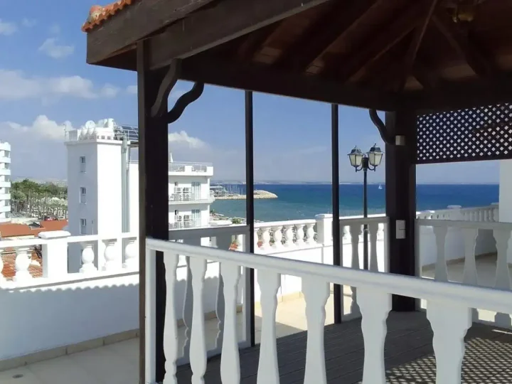 2-bedroom apartments for rent 140 m² in Larnaca, Larnaka - Finikoudes