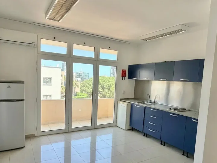 Office 150 m² for rent in Limassol, Limassol - Agia Zoni