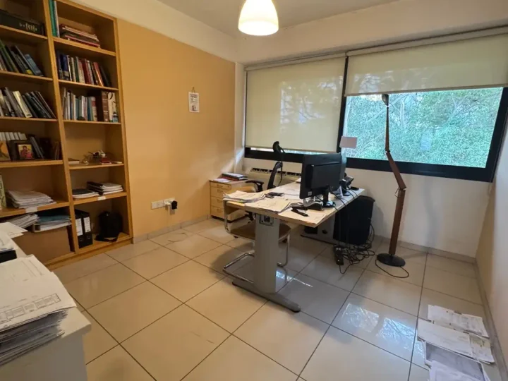 Office 165 m² for rent in Nicosia, Agioi Omologites