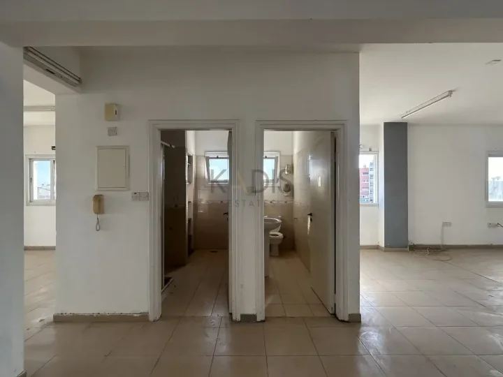 Office 250 m² for rent in Limassol, Limassol - Kapsalos