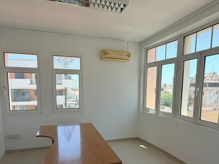 Office 150 m² for rent in Limassol, Limassol - Agia Zoni