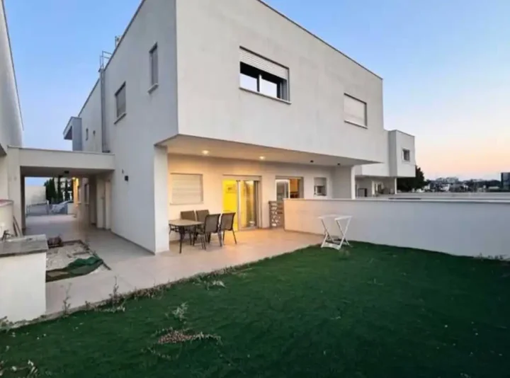 3-спальная двухквартирный дом в аренду 190 м² в Limassol, Kato Polemidia