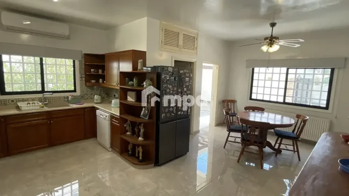 Отдельный дом в аренду 350 м² в Nicosia, Strovolos - Stavros