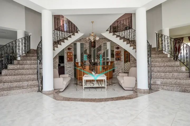4-bedroom villa for rent 350 m² in Larnaca, Oroklini