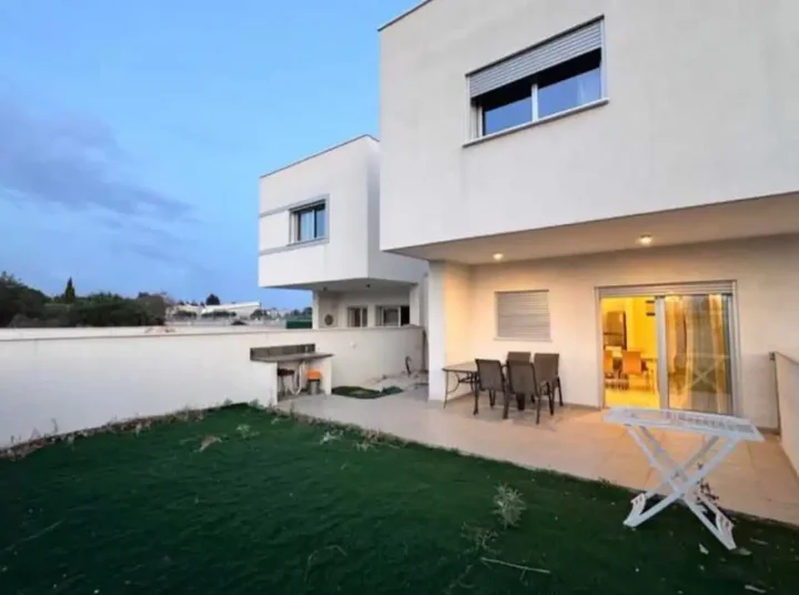 3-спальная двухквартирный дом в аренду 190 м² в Limassol, Kato Polemidia
