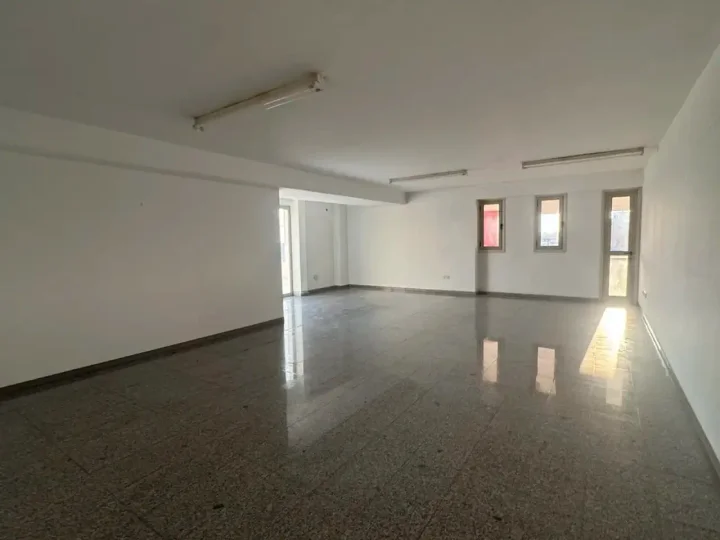 Office 800 m² for rent in Limassol, Limassol - Omonia