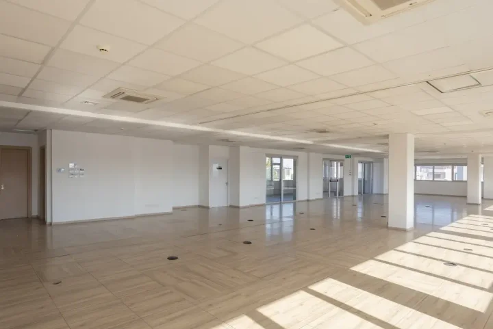 Office 500 m² for rent in Limassol, Limassol - Omonia