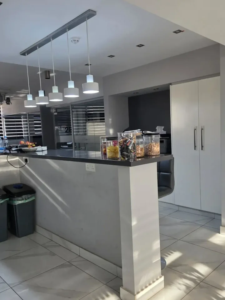Office 430 m² for rent in Limassol, Limassol - Mesa Geitonia