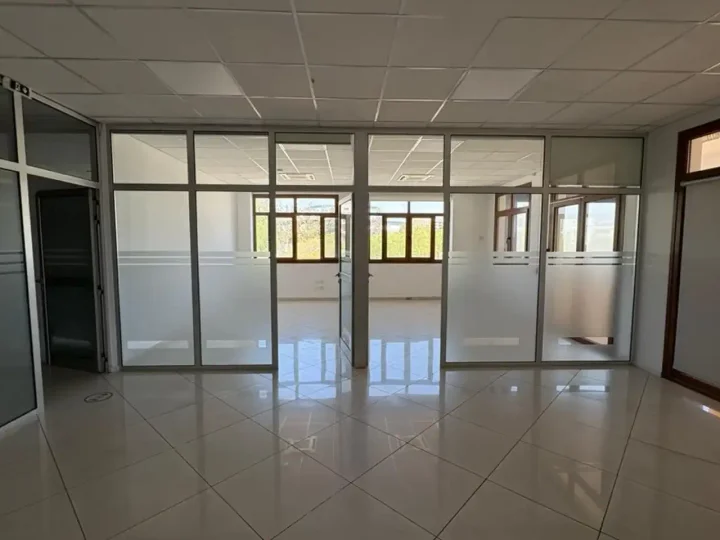 Office 380 m² for rent in Limassol, Limassol - Linopetra