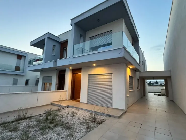 3-bedroom semi-detached house for rent 190 m² in Limassol, Kato Polemidia