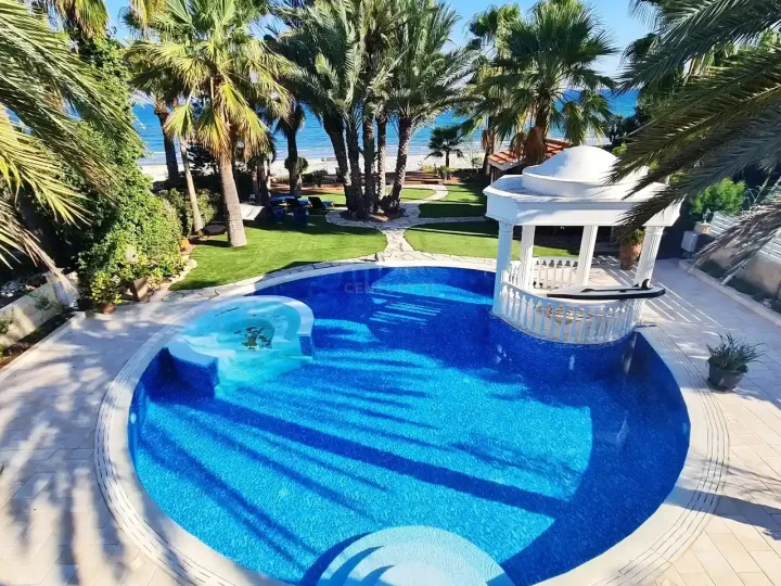 5-bedroom villa for rent 400 m² in Larnaca, Meneou