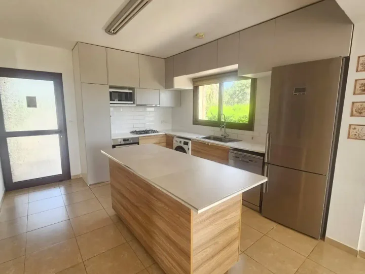 Villa for rent 250 m² in Paphos, Pegeia