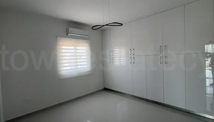 Office 400 m² for rent in Limassol, Germasogeia Tourist Area