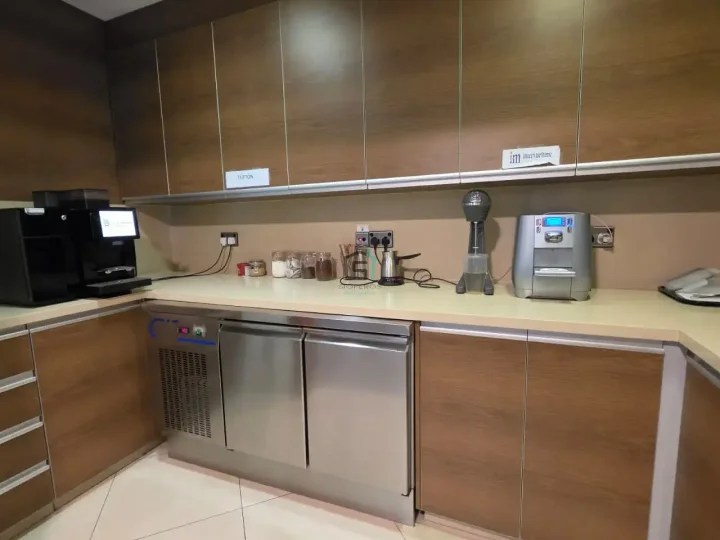 Office 500 m² for rent in Limassol, Limassol - Omonia