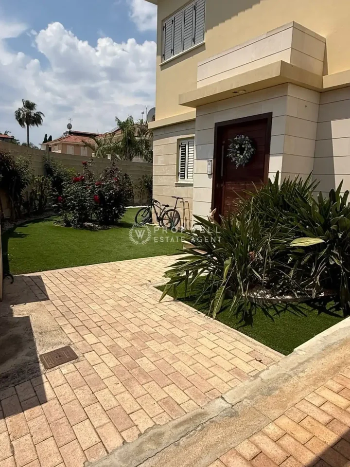 4-bedroom villa for rent 275 m² in Larnaca, Dekeleia