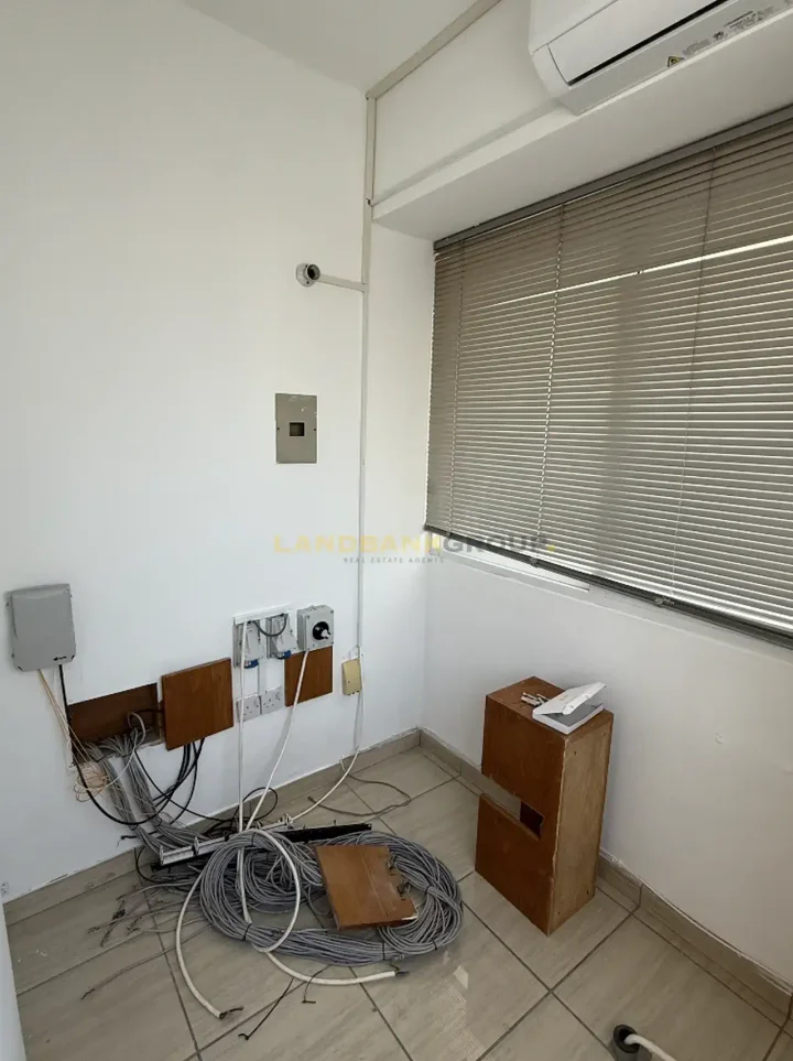Office 160 m² for rent in Nicosia, Agioi Omologites
