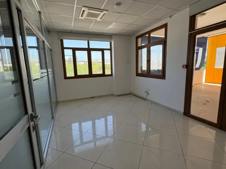 Office 380 m² for rent in Limassol, Limassol - Linopetra