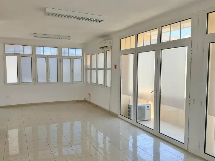 Office 150 m² for rent in Limassol, Limassol - Agia Zoni