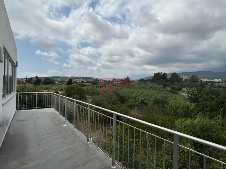Коммерческая недвижимость 300 м² в аренду в Limassol, Parekklisia