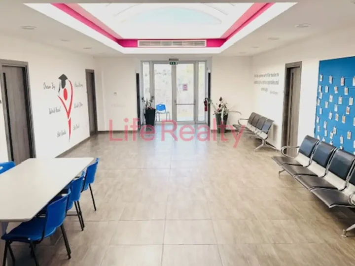 Γραφείο 300 μ² προς ενοικίαση στην τοποθεσία Limassol, Parekklisia