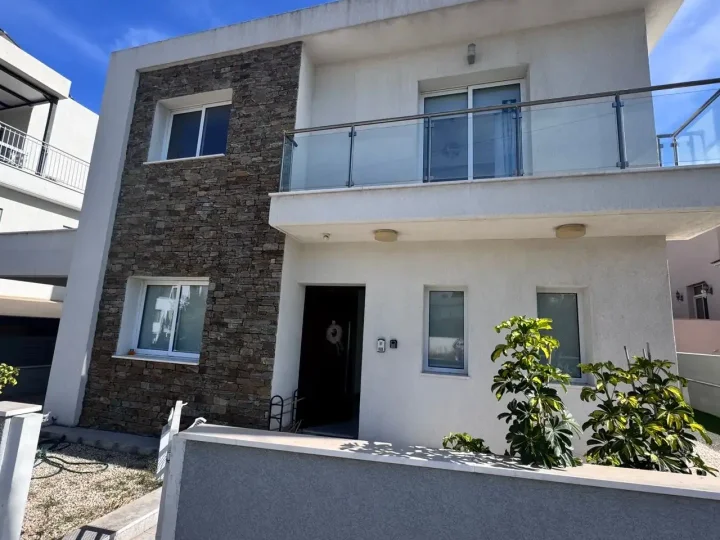 3-bedroom detached house for rent 180 m² in Limassol, Germasogeia
