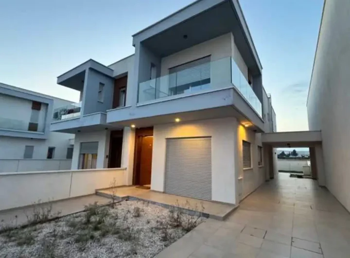 3-спальная двухквартирный дом в аренду 190 м² в Limassol, Kato Polemidia
