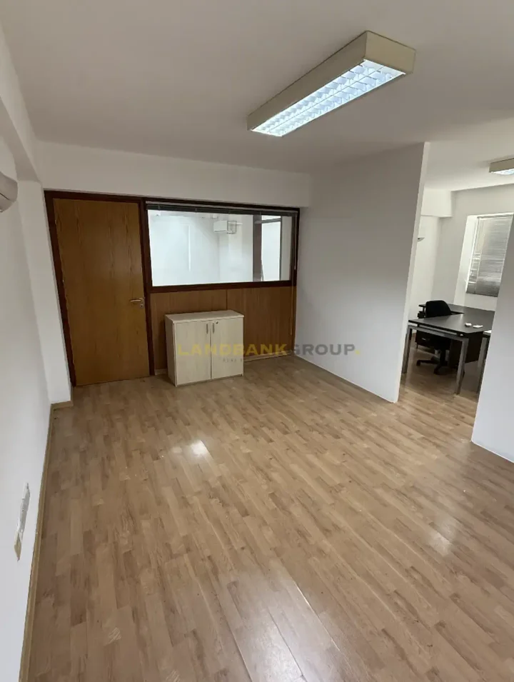 Office 160 m² for rent in Nicosia, Agioi Omologites
